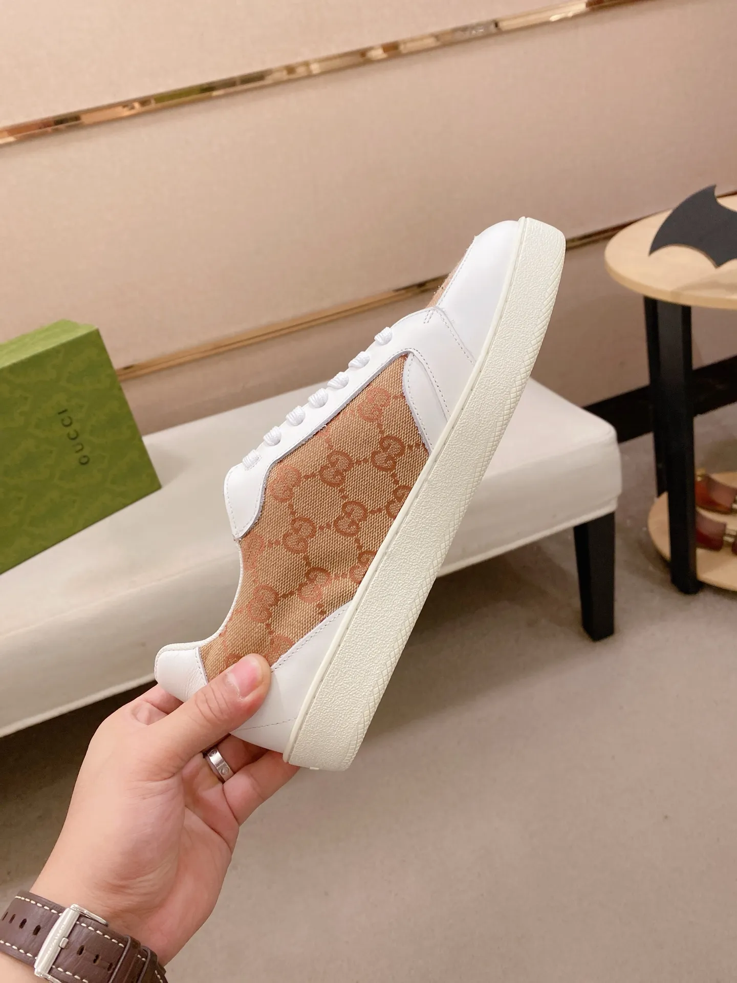 Men's shoes💰 440💰The new GUCCI (Gucci) counters are launched simultaneously. The new men's shoes, 😘fabrics are selected from imported cowhide, and the lining is sheepskin lining. 👍🏿 High-end ☄️ air-cushion molded anti-slip rubber outsole, exquisite lines, simple and elegant, comfortable and high-end for leisure travel. Code number: 38 to 44 (45 can be customized and cannot be returned or exchanged)